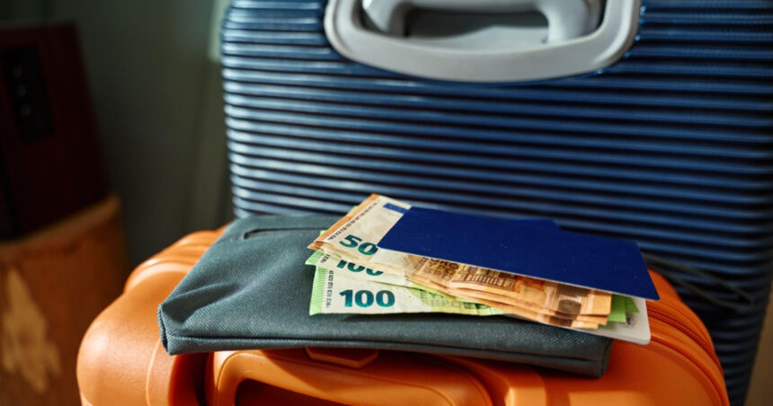 17.200 de români cu asigurări de călătorie au solicitat despăgubiri anul trecut, iar 300.000 de lei reprezintă cea mai mare sumă obținută de un turist. 1 17 200 de romani cu asigurari de calatorie au cerut despagubiri anul trecut 300 000 de lei cea mai mare suma obtinuta de un turist 685e8e93e3c02