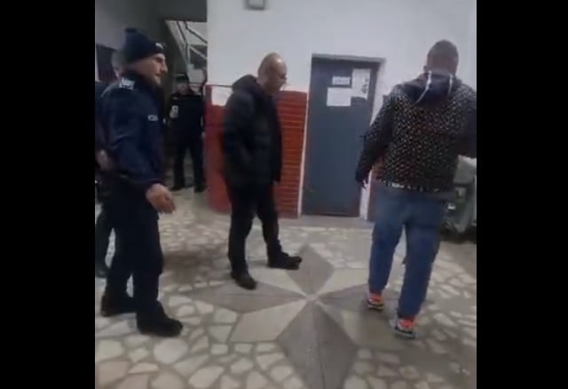 A agresat polițiștii chemați prin 112 pentru a rezolva un conflict, apoi i-a amenințat cu moartea la eliberarea din detenție, iar acum solicită liberarea condiționată. 1 a lovit politistii chemati prin 112 sa aplaneze un conflict apoi i a amenintat ca ii va ucide cand va iesi din puscarie iar acum cere sa fie eliberat conditionat 68421ba60d5ce