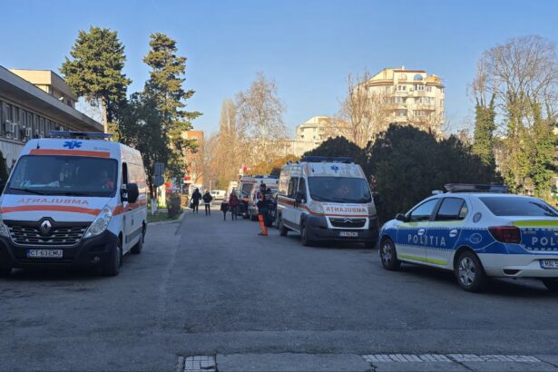 accident cu 3 victime in inel ii la intersectia strazilor eliberarii si caragiale au intervenit ambulanta si smurd 68621b4a09e0d