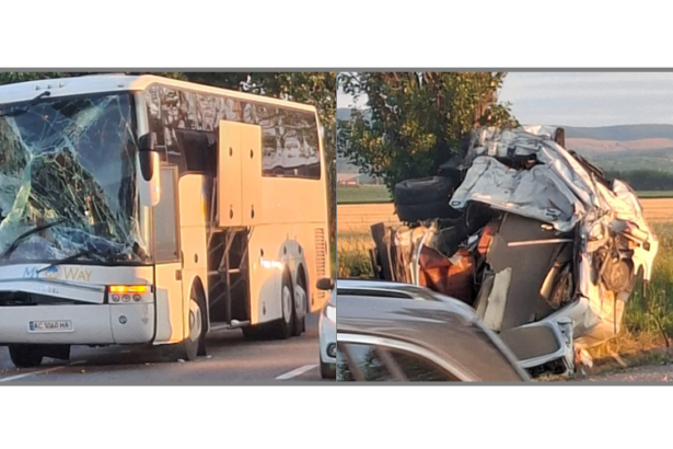 accident grav intre un microbuz si un autocar cu 60 de ucraineni o persoana a murit 68622cda8d4ec