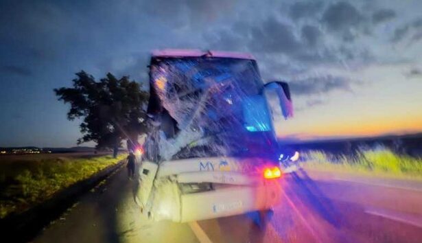 accident grav intre un microbuz si un autocar pe dn2 o persoana a decedat iar alte cinci ranite 6862305c1f6df