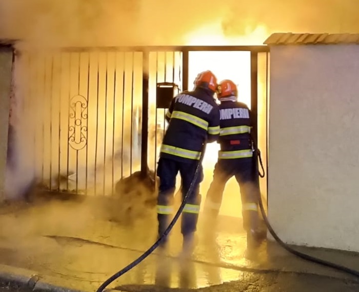 arde o casa din dorobantu mai multe echipaje de pompieri au ajuns la fata locului 685ee818c71a9