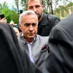 calin georgescu in fata instantei dupa ce a contestat masura controlului judiciar el a fost intampinat de zeci de sustinatori 684a935d6b310