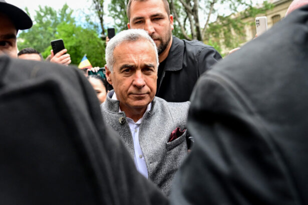 calin georgescu in fata instantei dupa ce a contestat masura controlului judiciar el a fost intampinat de zeci de sustinatori 684a935d6b310