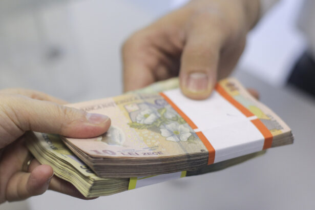 cinci functionari bancari sunt anchetati pentru ca ar fi ajutat o grupare sa obtina credite de 18 milioane de lei cu acte false 684b35166b9b3