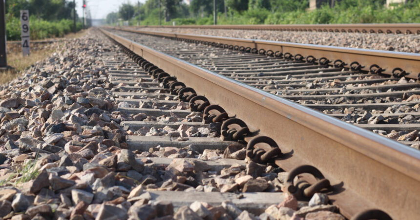 Circulația feroviară întreruptă în județul Mehedinți din cauza unei furtuni, cu cinci trenuri oprite și copaci căzuți pe calea ferată. 1 circulatie feroviara intrerupta din cauza unei furtuni in judetul mehedinti cinci trenuri au oprit copaci cazuti pe calea ferata 685ed1358ea0c