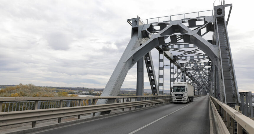 Circulație întreruptă pe Podul Prieteniei Giurgiu-Ruse în noaptea de 12 spre 13 iunie din cauza lucrărilor urgente pe partea bulgară. 1 circulatie intrerupta pe podul prieteniei giurgiu ruse in noaptea de 12 spre 13 iunie lucrari urgente pe partea bulgara 68473d9f1439f