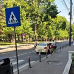 Coadă la trecerea de pietoni din cauza unui taximetrist care a activat luminile de avarii pentru a discuta cu clienții în fața magazinului 2 coada la trecerea de pietoni din cauza unui taximetrist care a pornit luminile de avarii pentru a mai discuta cu clientii in fata magazinului 685a7c2f64f2c