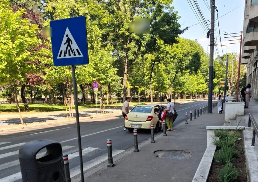 Coadă la trecerea de pietoni din cauza unui taximetrist care a activat luminile de avarii pentru a discuta cu clienții în fața magazinului 1 coada la trecerea de pietoni din cauza unui taximetrist care a pornit luminile de avarii pentru a mai discuta cu clientii in fata magazinului 685a7c2f64f2c