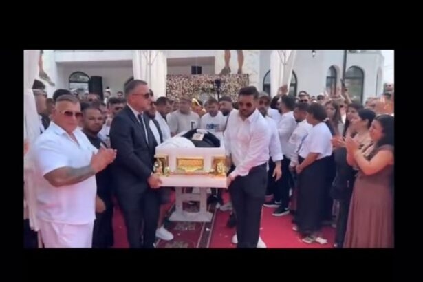 covor rosu si porumbei albi la inmormantarea lui ciprian pian laurentiu duduianu condus astazi pe ultimul drum 684d7e57bcdf5