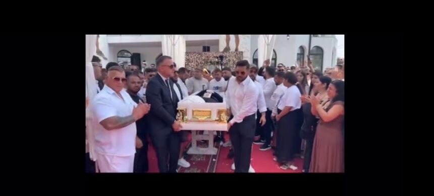 covor rosu si porumbei albi la inmormantarea lui ciprian pian laurentiu duduianu condus astazi pe ultimul drum 684d7e57bcdf5