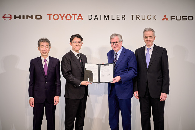 Daimler Truck și Toyota formează o nouă companie de camioane, parteneri egali, care va fi listată pe bursă 1 daimler truck si toyota devin parteneri egali intr o noua companie de camioane ce va fi listata pe bursa 6848740d8c0c3