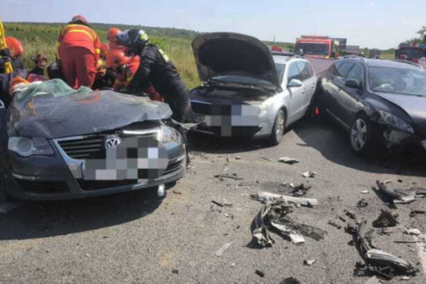 doi copii si doi adulti au fost transportati la spital dupa un accident pe dn 19 in care au fost implicate patru masini 6850779282dc5