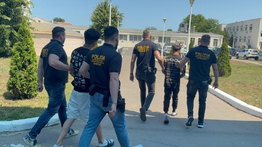 Doi tineri reținuți de polițiștii constănțeni după ce au tâlhărit o femeie de 94 de ani, în plină zi, pe bulevardul Tomis. 1 doi tineri retinuti de politistii constanteni dupa ce au talharit o femeie de 94 de ani in plina zi pe bulevardul tomis 68500c2e44be7