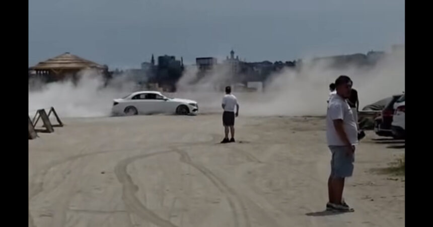 Drifturi pe plajă la Constanța. Ce amendă a primit un bărbat care a intrat cu maşina pe nisip 1 drifturi pe plaja la constanta ce amenda a primit un barbat care a intrat cu masina pe nisip video 684d4b799d1a3