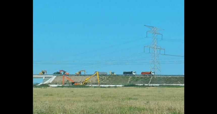Drumul principal de legătură între podul suspendat peste Dunăre și județul Tulcea este din nou în reparații înainte de inaugurare. 1 drumul principal de legatura intre podul suspendat peste dunare si judetul tulcea intra din nou in reparatii inainte de inaugurare 68527c2ce4eeb
