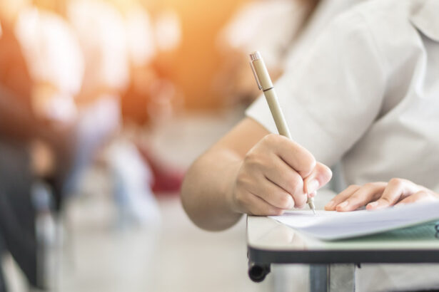 evaluarea nationala 2025 subiecte la limba si literatura romana elevii participa la prima proba scrisa din cadrul examenului 6858ed2eec466