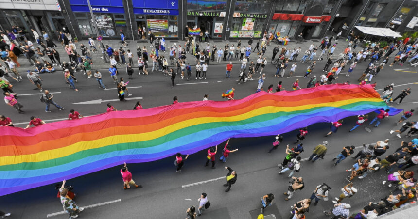 Extrema dreaptă folosește drepturile LGBTQ+ ca instrument de disensiune în Europa, afirmă activiștii. 1 extrema dreapta foloseste drepturile lgbtq ca arma in europa pentru a semana disensiune spun activistii 683c4b1b67d8f
