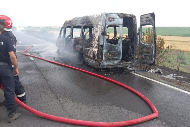 foto alerta pe dn22 un microbuz plin cu calatori a luat foc la iesire din mihai viteazu spre baia doi copii printre persoanele evacuate 68600153e2f09