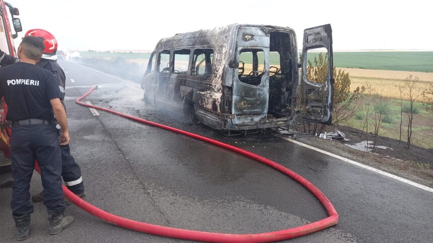 foto alerta pe dn22 un microbuz plin cu calatori a luat foc la iesire din mihai viteazu spre baia doi copii printre persoanele evacuate 68600153e2f09