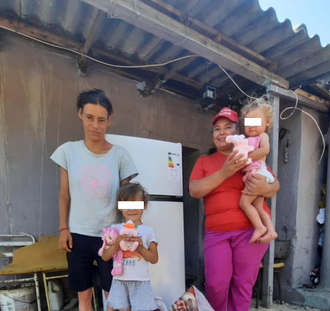 Asociaţia Suflete Deschise și SC Arimex Comexim 2000 SRL au adus bucurie în casele mai multor familii din județul Constanța. 1 foto asociatia suflete deschise si sc arimex comexim 2000 srl au adus bucurie in casele mai multor familii din judetul constanta 685d68e7154c0
