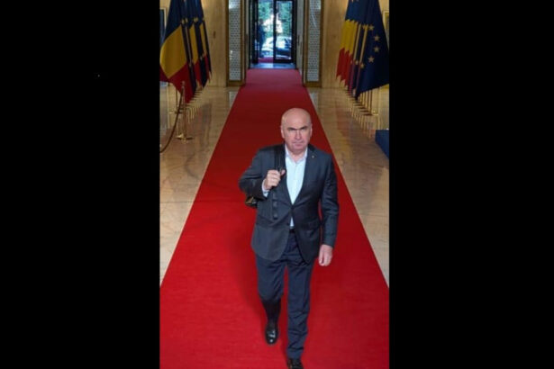 foto buna dimineata ilie bolojan s a pozat pe holul palatului victoria in prima sa zi la guvern 685a52d63fdf7