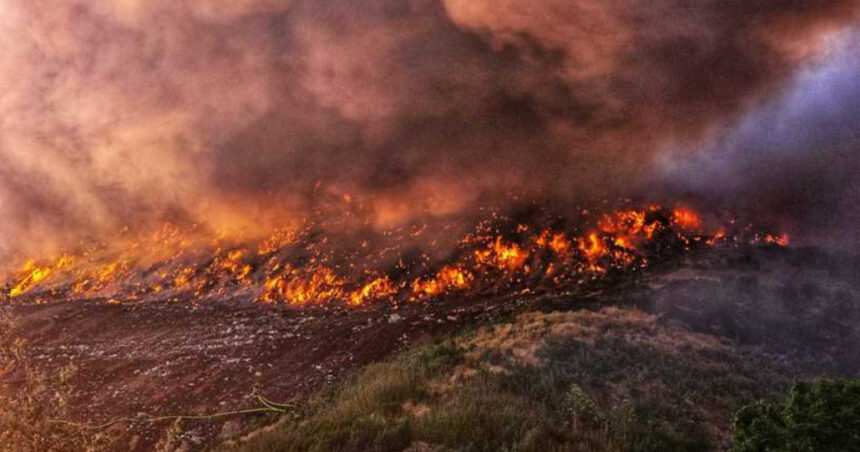 foto incendiu de proportii la o groapa de deseuri din dambovita a fost emis mesaj ro alert interventie dificila a pompierilor 685b000ae938d