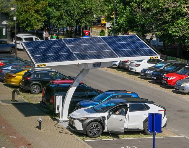Premieră în România - Prima stație de încărcare pentru mașini electrice alimentată doar cu energie solară 1 foto premiera in romania prima statie de incarcare pentru masini electrice alimentata exclusiv cu energie solara 685d655023076