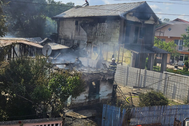 foto trei case au ars in giurgiu incendiul provocat de un scurtcircuit o persoana a fost dusa la spital 684dc302eb3a8