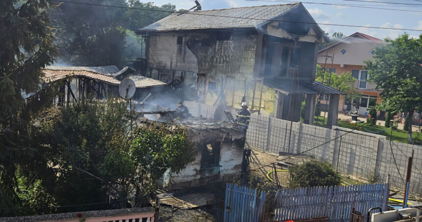 foto trei case au ars in giurgiu incendiul provocat de un scurtcircuit o persoana a fost dusa la spital 684dc302eb3a8