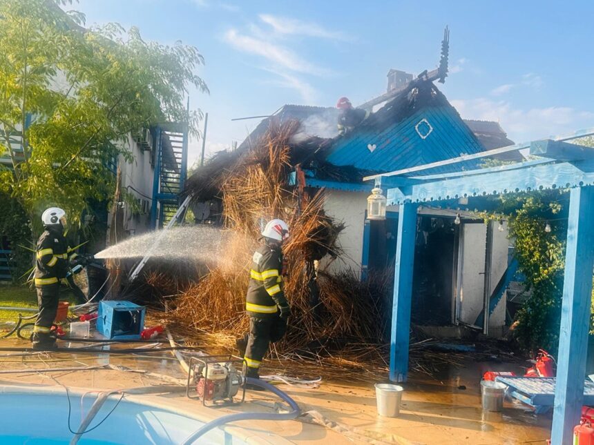 A ars o pensiune din Dunavățul de Sus! Localnicii au luptat cot la cot cu pompierii să stingă flăcările. Află aici de la ce a pornit incendiul. 1 foto video a ars o pensiune din dunavatul de sus localnicii au luptat cot la cot cu pompierii sa stinga flacarile vezi aici de la ce a pornit incendiul 685adb075ef77