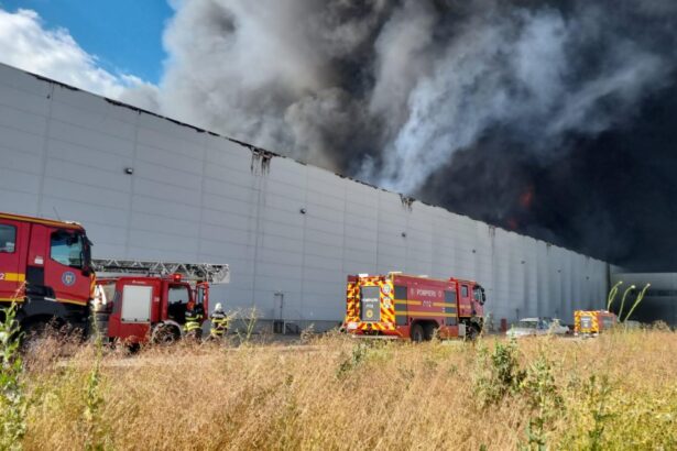 foto video alerta pe autostrada a1 arde o hala dintr un parc logistic a fost emis mesaj ro alert 686160f2bb2a4