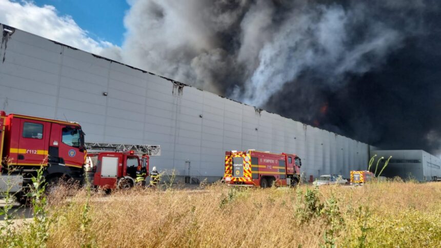 foto video alerta pe autostrada a1 arde o hala dintr un parc logistic a fost emis mesaj ro alert 686160f2bb2a4