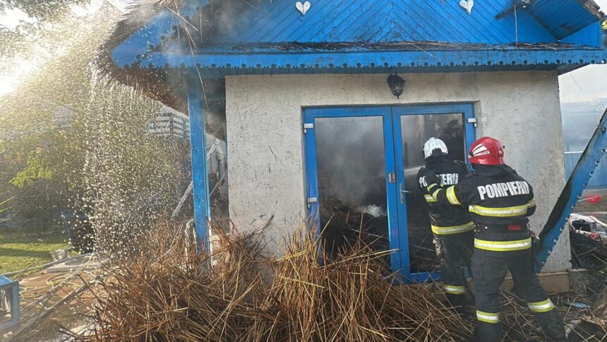 foto video arde o pensiune din dunavatul de sus localnicii lupta cot la cot cu pompierii sa stinga flacarile 685ad0768a650
