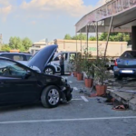 Cum s-a petrecut accidentul din satul Ștefan cel Mare, comuna Saligny: un Logan a fost proiectat pe terasa unui restaurant, accidentând 3 persoane. 3 foto video cum s a petrecut accidentul din satul stefan cel mare comuna saligny un logan a fost proiectat pe terasa unui restaurant accidentand 3 persoane 683f12ea73427
