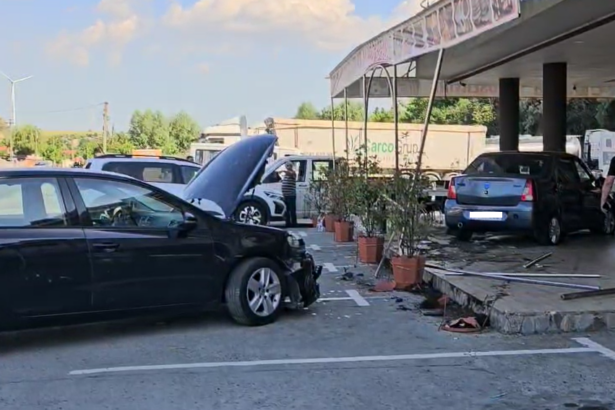 foto video cum s a petrecut accidentul din satul stefan cel mare comuna saligny un logan a fost proiectat pe terasa unui restaurant accidentand 3 persoane 683f12ea73427