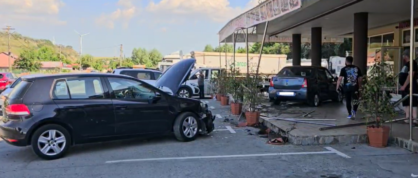 foto video cum s a petrecut accidentul din satul stefan cel mare comuna saligny un logan a fost proiectat pe terasa unui restaurant accidentand 3 persoane 683f12ea73427