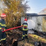 Incendiu în județul Tulcea: Garaj auto și vegetație uscată pe 200 mp au fost distruse de flăcări 3 foto video incendiu in judetul tulcea au ars un garaj auto si vegetatie uscata pe 200 mp 6858460632081