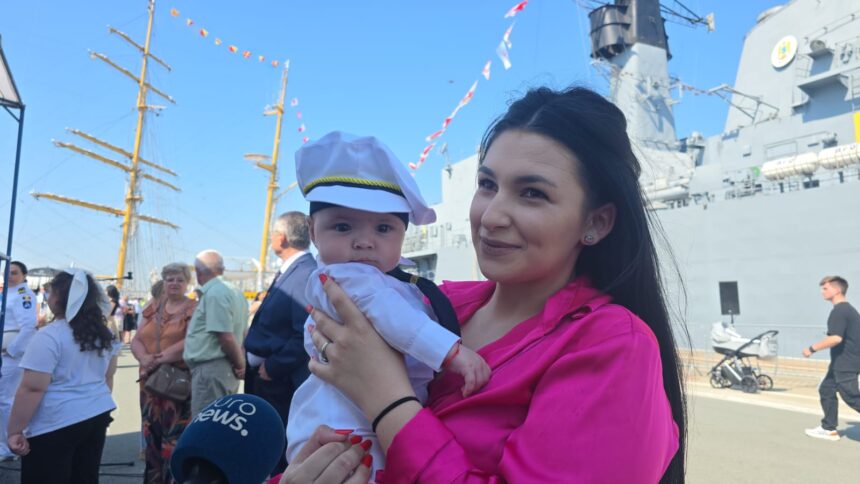 foto video prezenta cu dichis la absolvirea liceenilor din promotia regina maria 150 a colegiului militar alexandru ioan cuza micuta ema maria avea tinuta stabilita inainte de a se naste 68400573ad564