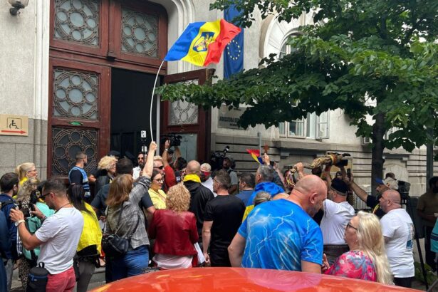 foto video protest pro calin georgescu la judecatoria sectorului 1 justitie nu coruptie scandeaza participantii 684a836ccab9d