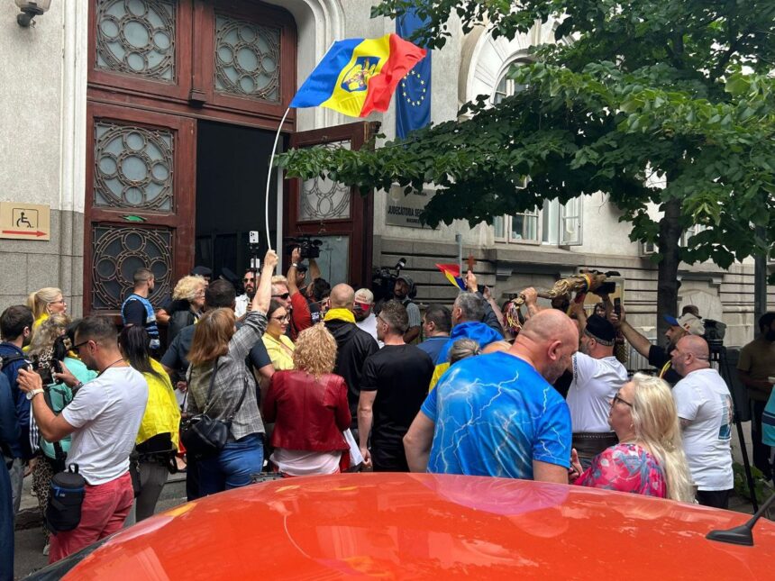 foto video protest pro calin georgescu la judecatoria sectorului 1 justitie nu coruptie scandeaza participantii 684a836ccab9d