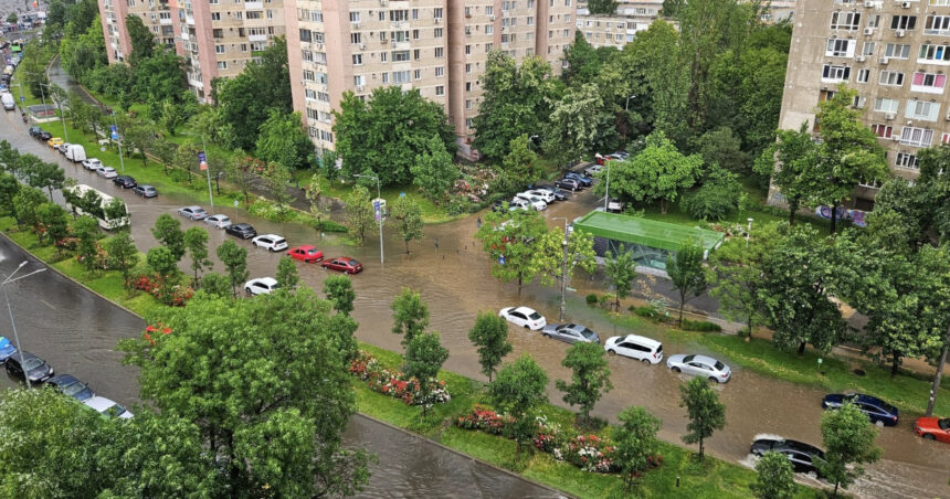 Furtună violentă în Capitală: mesaj RO-Alert, copaci căzuți și zeci de străzi inundate; mai multe curse aeriene redirecționate 1 furtuna violenta in capitala mesaj ro alert copaci prabusiti si zeci de strazi inundate mai multe curse aeriene redirectionate 6846e1a6179d6