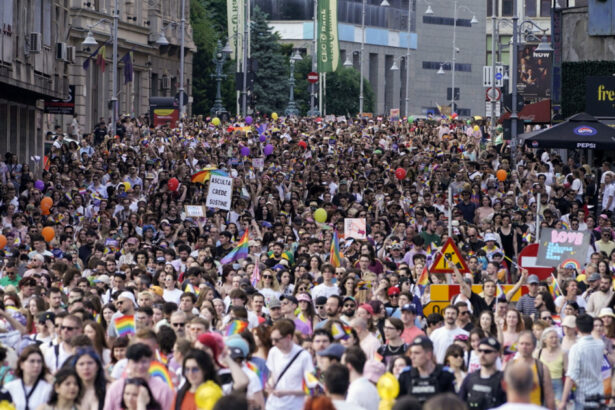 galerie foto jandarmii au dat amenzi de 6 000 lei la marsul bucharest pride si evenimentele pride park trei persoane s au ales cu dosar penal 68457b0e6272c