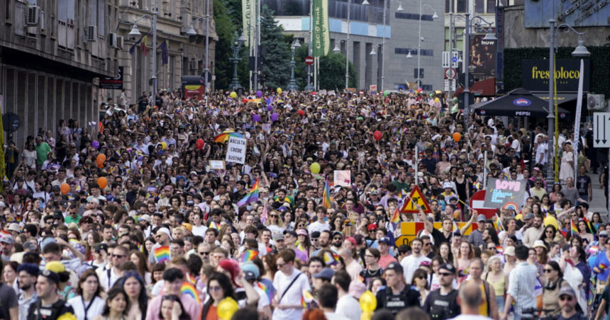 galerie foto jandarmii au dat amenzi de 6 000 lei la marsul bucharest pride si evenimentele pride park trei persoane s au ales cu dosar penal 68457b0e6272c