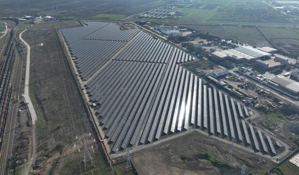 grafice productia de energie solara a acoperit luni la orele pranzului peste 50 din consumul intern 6850283d12448