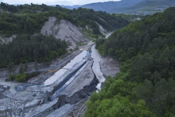 guvernul aloca ajutoare pentru salrom si pentru celelalte companii afectate in urma inundatiei de la salina praid vor primi ajutoare inclusiv firmele din turism 683d9a9e81069