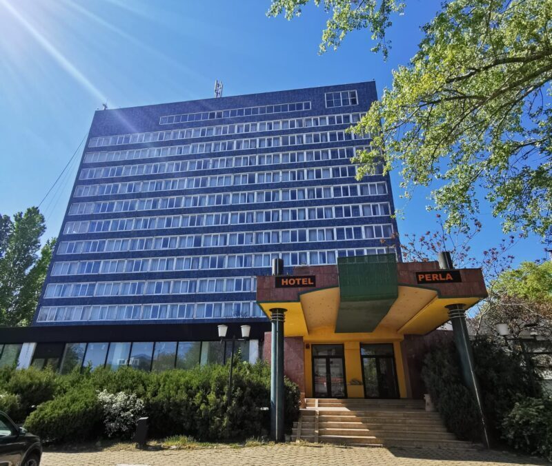 Hotelul Perla din Mamaia ar putea să nu fie desființat: A fost inițiată procedura de clasare în regim de urgență! 1 hotelul perla din mamaia ar putea sa nu fie desfiintat a fost declansata procedura de clasare in regim de urgenta 685fde2b1f574