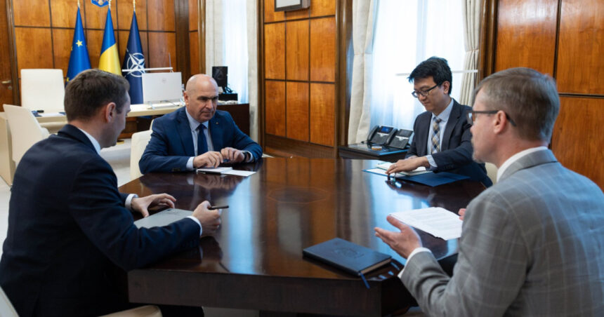 Ilie Bolojan l-a primit la Palatul Victoria pe însărcinatul cu afaceri al ambasadei SUA, descriind întâlnirea ca fiind „productivă”. 1 ilie bolojan l a primit la palatul victoria pe insarcinatul cu afaceri al ambasadei sua o intalnire productiva 685be8122b6b5