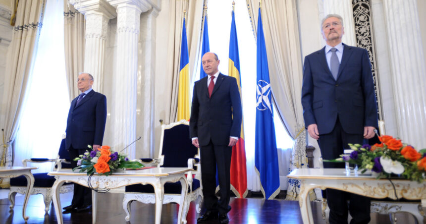 Iliescu l-a criticat pe Băsescu: „A vrut să mascheze încălcarea principiilor democrației”. Opinia sa despre revizuirea Constituției 1 iliescu l a criticat pe basescu a vrut sa mascheze incalcarea principiilor democratiei ce spune despre revizuirea constitutiei 6854061b75d8d