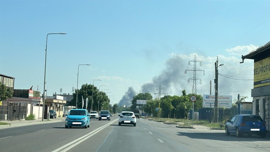 Incendiu în Constanța, pe strada Vârful cu Dor. Nor gros de fum deasupra cartierului. 1 incendiu auto in constanta pe strada varful cu dor nor gros de fum deasupra cartierului 68595bd63ff46